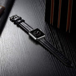 Schwarzes Lederarmband mit Dornschließe für Apple Watch Series 10 (42 mm), 9, 8 und 7 (41 mm), SE 3, SE 2, 6, SE, 5 und 4 (40 mm) sowie 3, 2 und 1 (38 mm) und weitere Modelle.