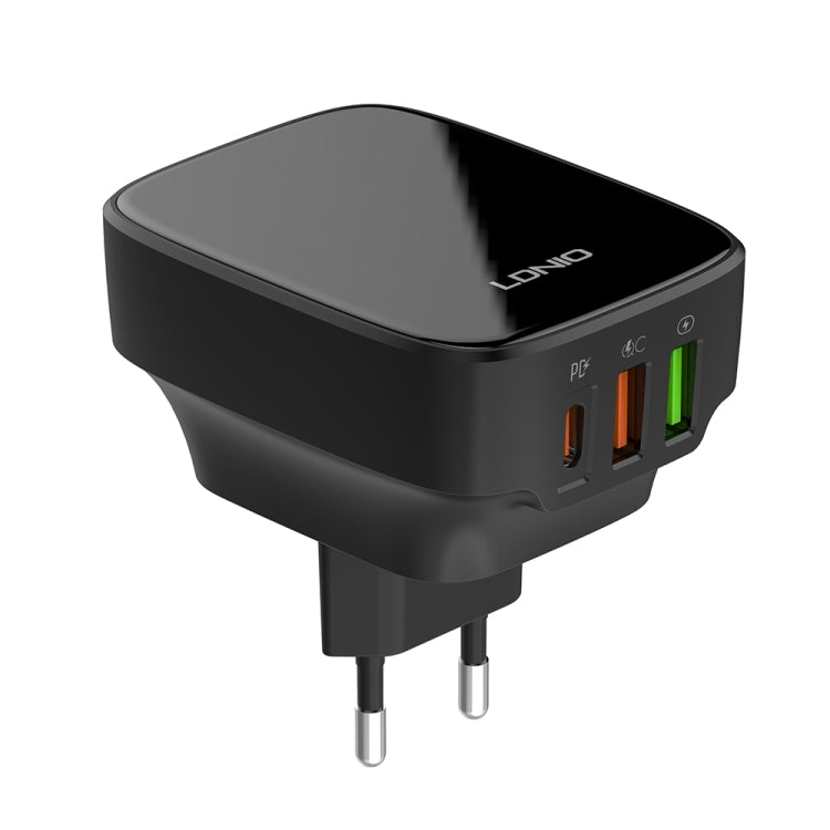 شاحن LDNIO Q334 بقوة 32 واط بمنفذ Type-C + منفذي USB مع كابل USB-C / Type-C إلى USB-C / Type-C بطول 1 متر، قابس الاتحاد الأوروبي، قابس المملكة المتحدة، قابس الولايات المتحدة