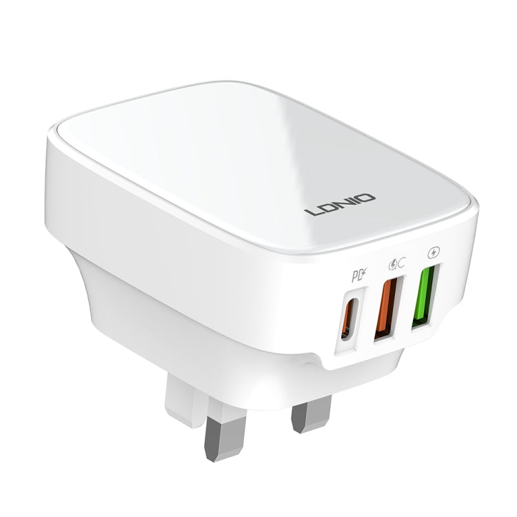 شاحن LDNIO Q334 بقوة 32 واط بمنفذ Type-C + منفذي USB مع كابل USB-C / Type-C إلى USB-C / Type-C بطول 1 متر، قابس الاتحاد الأوروبي، قابس المملكة المتحدة، قابس الولايات المتحدة