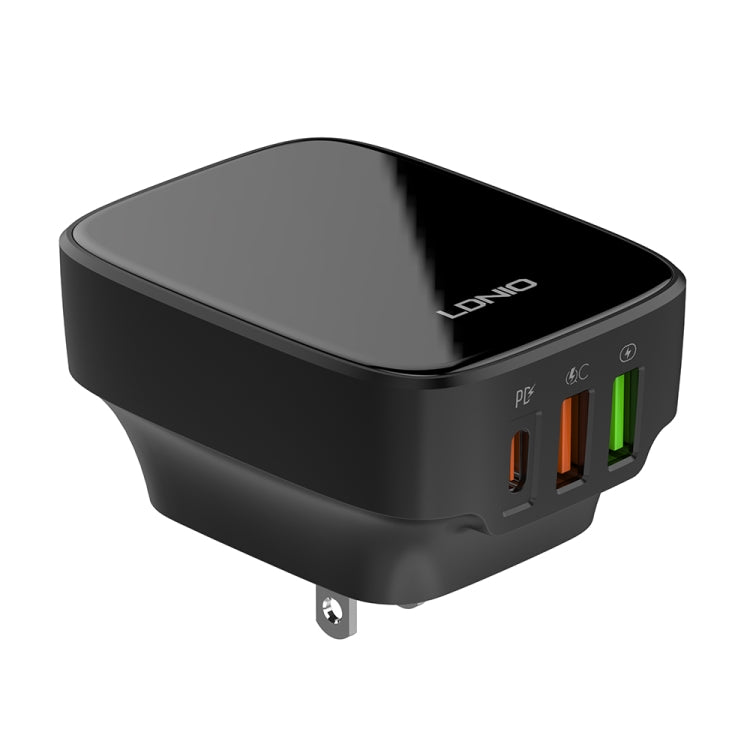 شاحن LDNIO Q334 بقوة 32 واط بمنفذ Type-C + منفذي USB مع كابل USB-C / Type-C إلى USB-C / Type-C بطول 1 متر، قابس الاتحاد الأوروبي، قابس المملكة المتحدة، قابس الولايات المتحدة