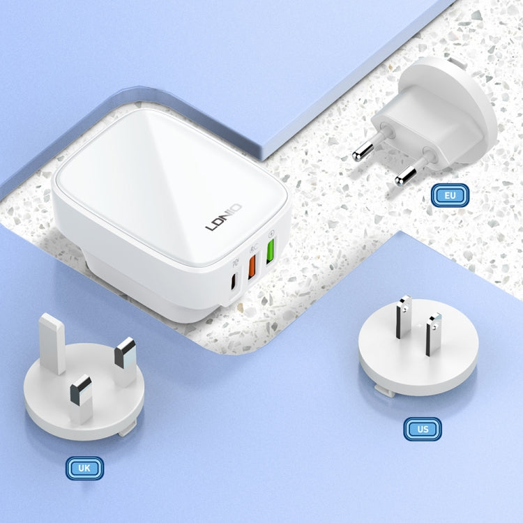 شاحن LDNIO Q334 بقوة 32 واط بمنفذ Type-C + منفذي USB مع كابل USB-C / Type-C إلى USB-C / Type-C بطول 1 متر، قابس الاتحاد الأوروبي، قابس المملكة المتحدة، قابس الولايات المتحدة