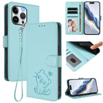 غطاء هاتف من الجلد بنقش قلب وقطة مع حزام يد، لهواتف iPhone 14 Pro Max، iPhone 7 / 8 / SE 2022، iPhone 13 Pro Max، iPhone 13 Pro