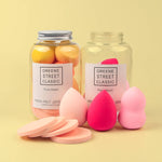 Set mit weichen Make-up-Schwämmen, Ei-Kosmetik-Puffs und Fläschchen, zufällige Farbauswahl