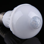 لمبة LED E27 5W مع 12 مصباح SMD 5730 300LM مع حساس حركة بالأشعة تحت الحمراء، مدى الاستشعار: 4-6 أمتار، AC 220V، E27 5W ضوء أبيض، E27 5W ضوء أبيض دافئ
