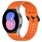 سوار ساعة سيليكون بنقشة حبيبات متموجة مع مشبك أسود مخيط، لـ Samsung Galaxy Watch 5 مقاس 40 / 44مم، لـ Samsung Galaxy Watch 5 Pro، لـ Samsung Galaxy Watch 4 مقاس 40 / 44مم، لـ Samsung Galaxy Watch 4 Classic مقاس 42 / 46مم