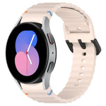 سوار ساعة سيليكون بنقشة حبيبات متموجة مع مشبك أسود مخيط، لـ Samsung Galaxy Watch 5 مقاس 40 / 44مم، لـ Samsung Galaxy Watch 5 Pro، لـ Samsung Galaxy Watch 4 مقاس 40 / 44مم، لـ Samsung Galaxy Watch 4 Classic مقاس 42 / 46مم