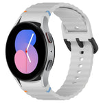 سوار ساعة سيليكون بنقشة حبيبات متموجة مع مشبك أسود مخيط، لـ Samsung Galaxy Watch 5 مقاس 40 / 44مم، لـ Samsung Galaxy Watch 5 Pro، لـ Samsung Galaxy Watch 4 مقاس 40 / 44مم، لـ Samsung Galaxy Watch 4 Classic مقاس 42 / 46مم