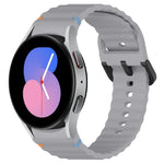 سوار ساعة سيليكون بنقشة حبيبات متموجة مع مشبك أسود مخيط، لـ Samsung Galaxy Watch 5 مقاس 40 / 44مم، لـ Samsung Galaxy Watch 5 Pro، لـ Samsung Galaxy Watch 4 مقاس 40 / 44مم، لـ Samsung Galaxy Watch 4 Classic مقاس 42 / 46مم