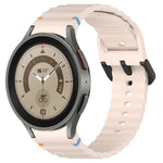سوار ساعة سيليكون بنقشة حبيبات متموجة مع مشبك أسود مخيط، لـ Samsung Galaxy Watch 5 مقاس 40 / 44مم، لـ Samsung Galaxy Watch 5 Pro، لـ Samsung Galaxy Watch 4 مقاس 40 / 44مم، لـ Samsung Galaxy Watch 4 Classic مقاس 42 / 46مم