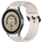 سوار ساعة سيليكون بنقشة حبيبات متموجة مع مشبك أسود مخيط، لـ Samsung Galaxy Watch 5 مقاس 40 / 44مم، لـ Samsung Galaxy Watch 5 Pro، لـ Samsung Galaxy Watch 4 مقاس 40 / 44مم، لـ Samsung Galaxy Watch 4 Classic مقاس 42 / 46مم