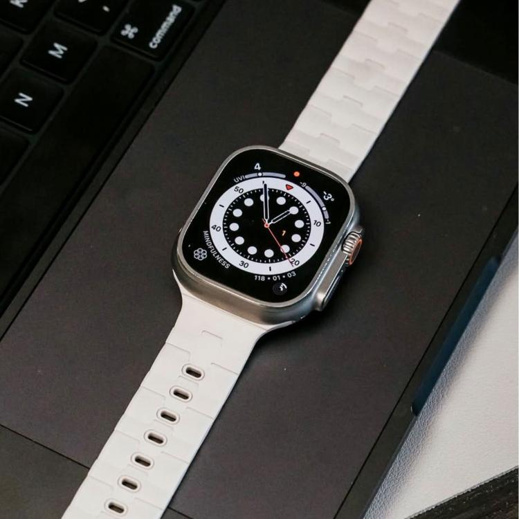 Horse-Embossed Single-Pin Magnetic Silicone Watch Band, For Apple Watch 46mm / 49mm / 45mm / 44mm